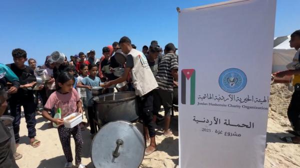 الحملة الأردنية والهيئة الخيرية توزّعان وجبات في جنوب غزة