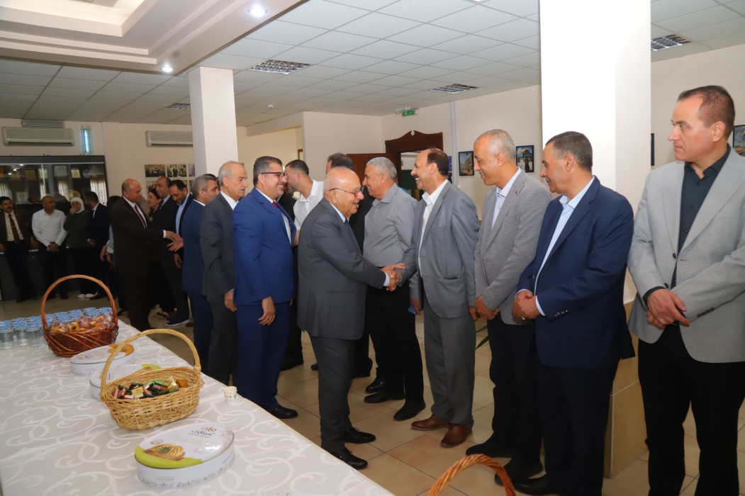 اسرة جامعة البترا تتبادل التهاني بعيد الأضحى وتأهل المنتخب