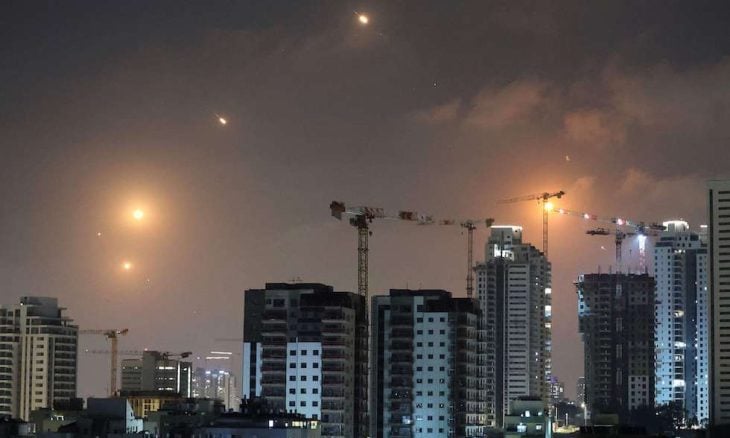 مع بدء الهجوم الإيراني.. الصواريخ تسقط مباشرة في “تل أبيب” وانباء عن اصابات