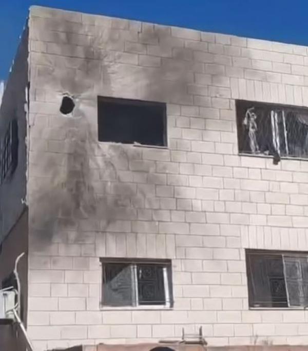 3 اصابات واضرار مادية بمنزل في ايدون جراء سقوط شظايا