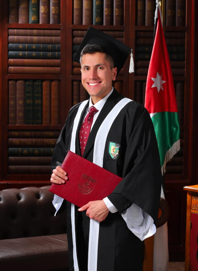 تهنئة بتخرج عزت صالح جرادات من كلية الطب