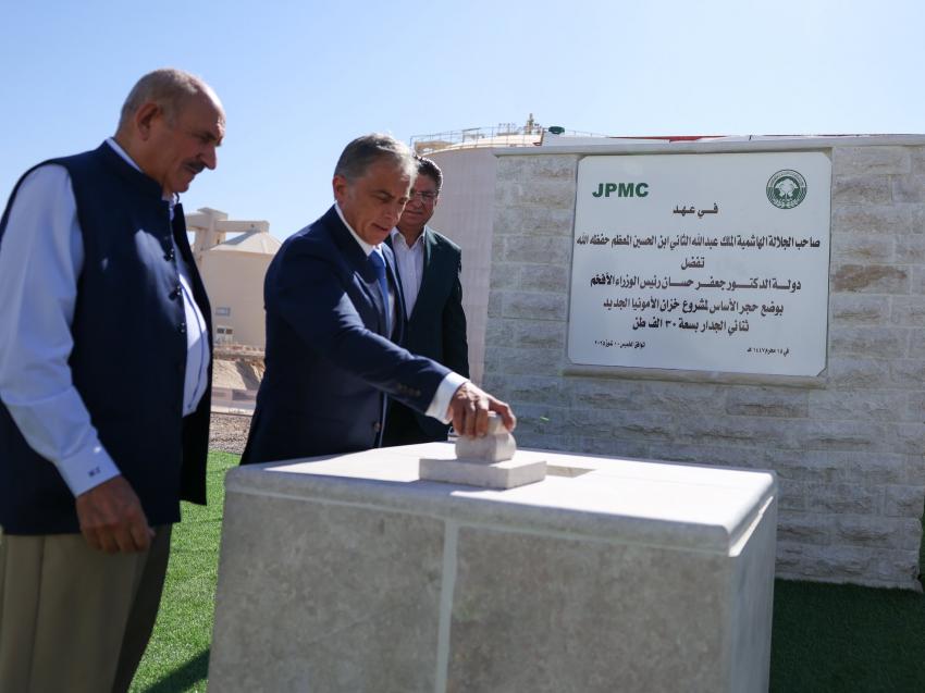 حسان يضع حجري اساس مشروعين للأمونيا والغاز ويزور الميناء بالعقبة
