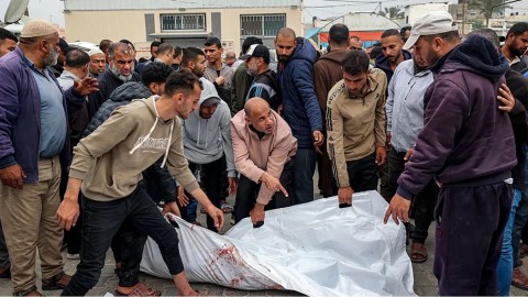 الوسطاء يتحركون لسد الفجوات بين إسرائيل و”حماس”.. وعشرات الشهداء بمجازر جديدة بغزة
