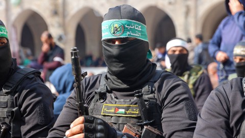 دول عربية تطالب “حماس” بإنهاء سيطرتها على قطاع غزوتسليم أسلحتها للسلطة.. والحركة ترفض وتقترح بديلا