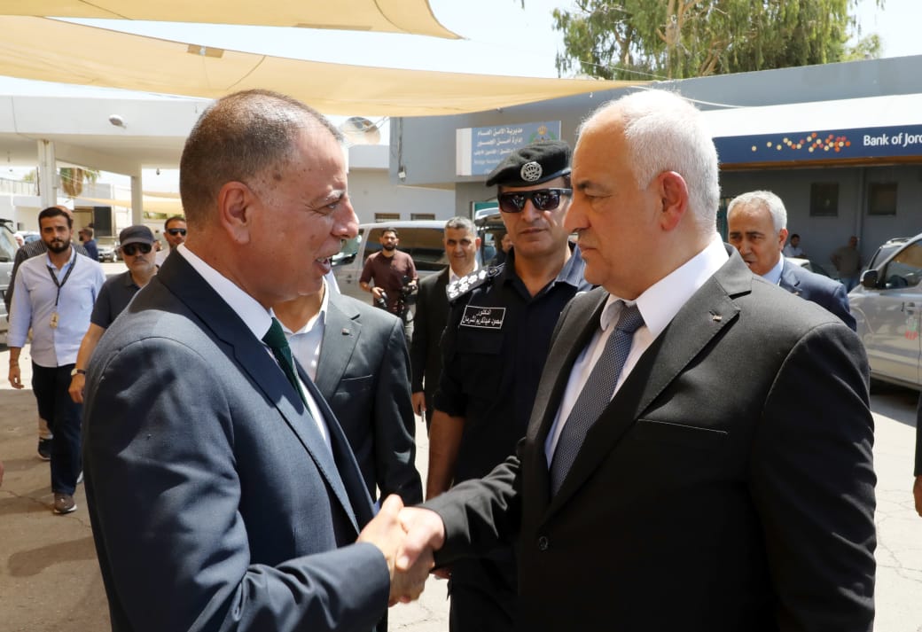 وزير الداخلية ونظيره الفلسطيني يزوران ميدانيا إلى جسر الملك حسين