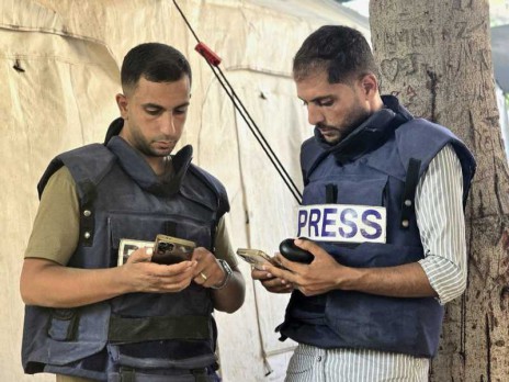 جيش الاجرام الإسرائيلي يغتال مراسلي الجزيرة أنس الشريف ومحمد قريقع