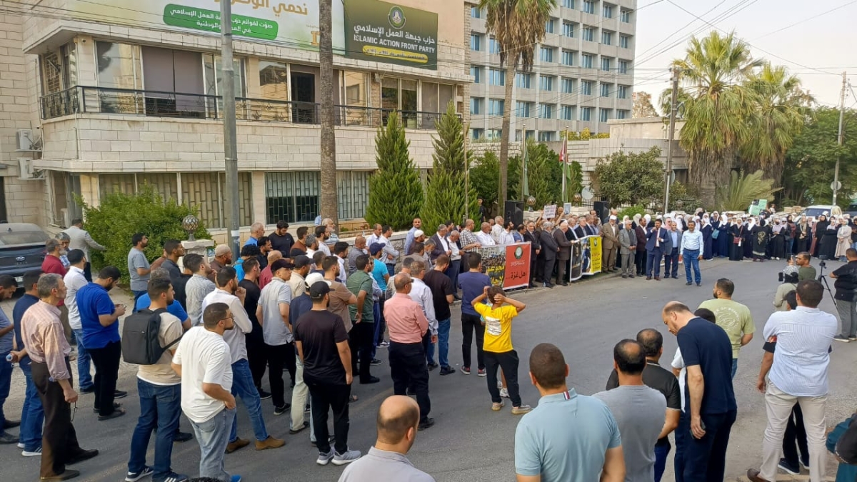 وقفة أمام “العمل الإسلامي” تدين جريمة الاحتلال بحق صحفيي غزة