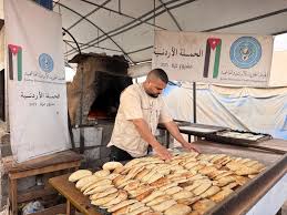 الحملة الأردنية والهيئة الخيرية توزعان الخبز على نازحي مواصي خان يونس (فيديو)