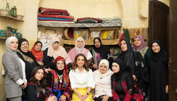 الملكة رانيا العبدالله تزور السلط وتتجول في ساحة العين