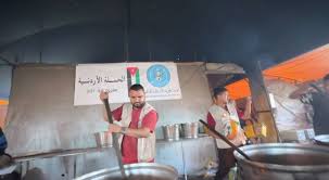 الحملة الأردنية والهيئة الخيرية الهاشمية تواصل توزيع الوجبات الغذائية على النازحين في خان يونس )فيديو)