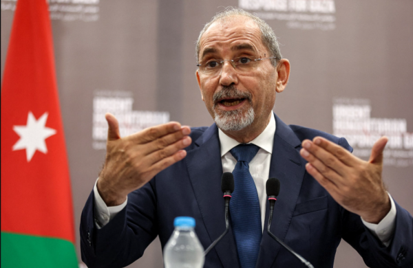 الصفدي: نتنياهو يزدهر في أجواء الصراع ويشعل المنطقة لإنقاذ مسيرته