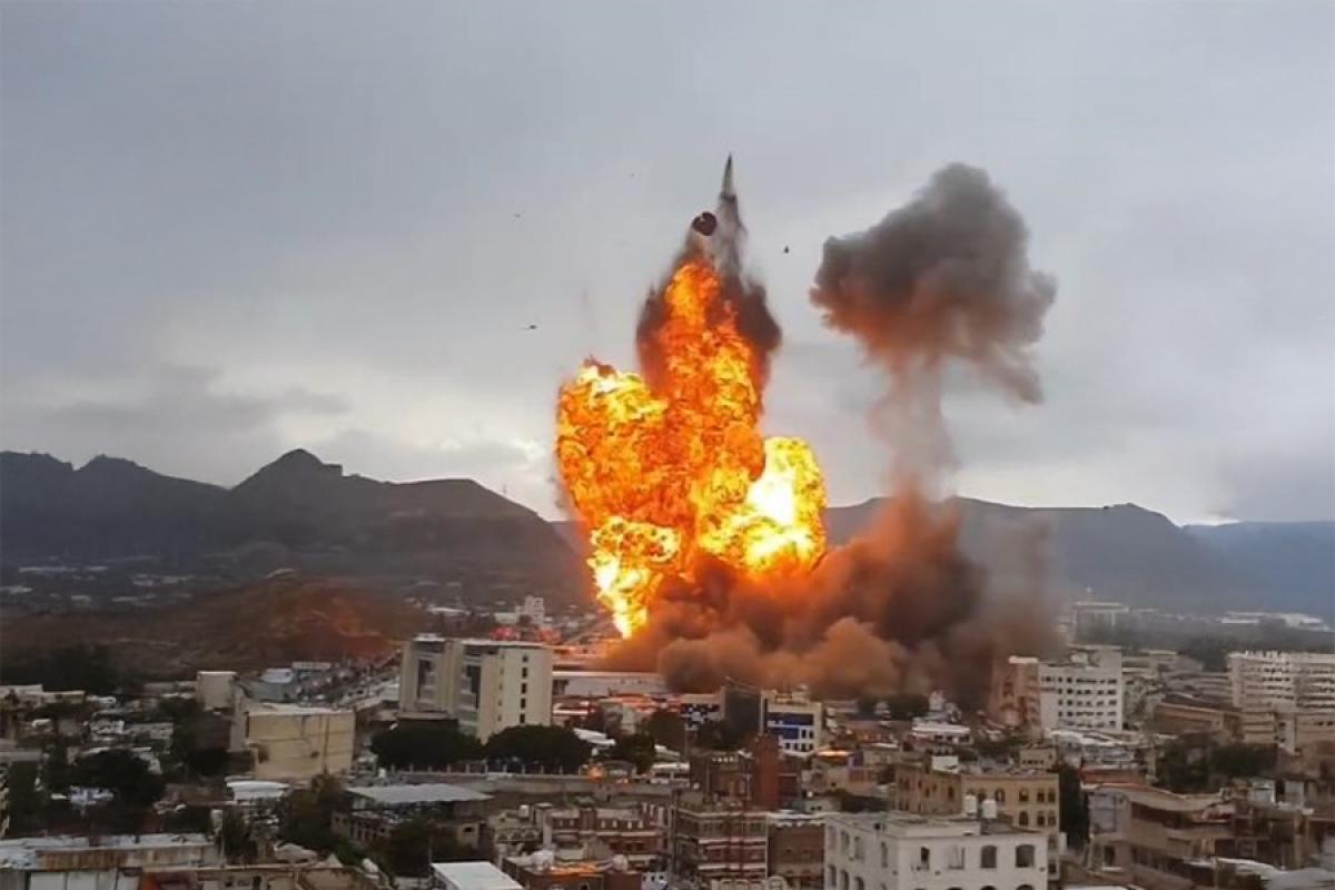 الحوثيون يعلنونا استشهاد رئيس الوزراء وعدد من الوزراء في غارة إسرائيلية