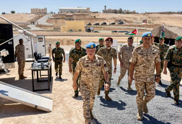 الملك يطلع على خطوط إنتاج اللوازم الدفاعية في سلاح الهندسة