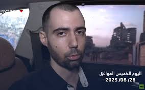 القسام تنشر فيديو لأسيرين: نحن اسرى لدى نتنياهو وليس عند حماس
