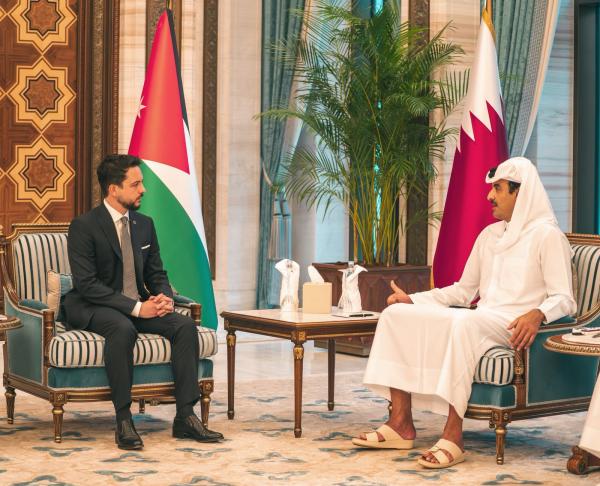 ولي العهد ينقل رسالة تضامن من الملك لأمير قطر