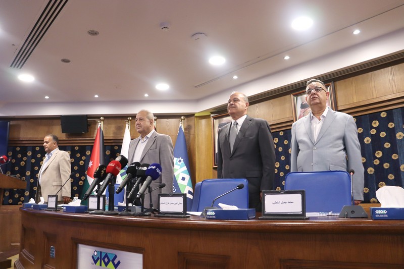 اشهار كتاب حين يصمت السلاح... تبدأ القصة للعقيد المتقاعد الخطيب