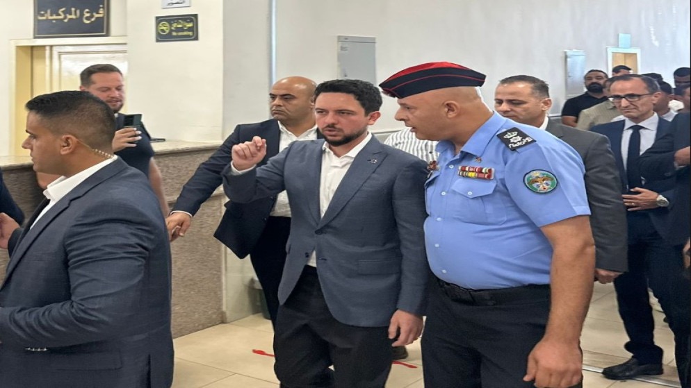 ولي العهد يتفقد قسم ترخيص غرب عمان