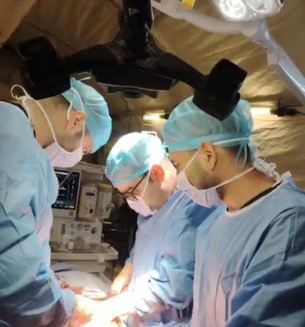 طواقم الميداني الأردني جنوب غزة تنقذ حياة طفل تعرض لإصابة خطيرة