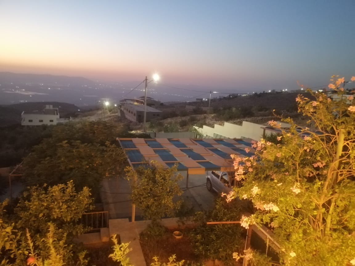 لموقعها المتميز..إطلالة الغروب في حلاوة تشرف على جبال فلسطين