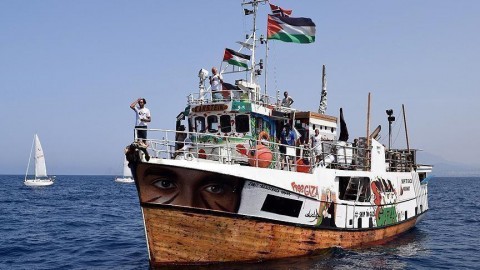 “لجنة كسر حصار غزة”: إسرائيل تقتحم سفن الأسطول وتعتدي على ناشطين بعد رفض طلب تغيير مسار السفن
