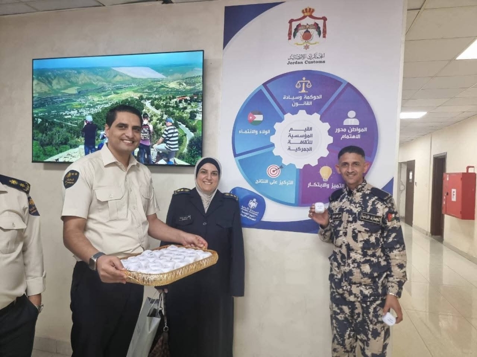 فريق الثقافة المؤسسية بالجمارك يُقدّم مجسم القيم المؤسسية للمدير العام للبريد الاردني
