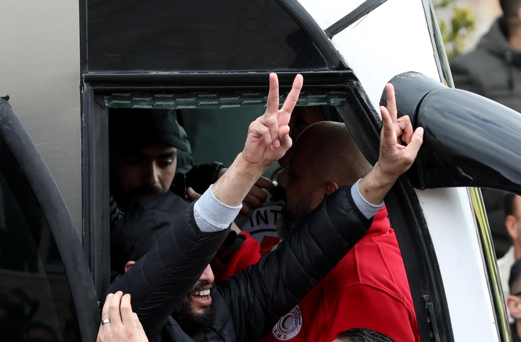 الاحتلال يبدأ باعداد قوائم الأسرى الفلسطينيين استعدادا للتبادل.. وجيشه يعلن وقف عملية احتلال غزة