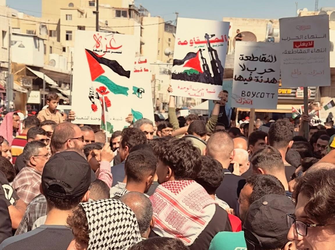 مسيرة شعبية وسط البلد تحتفي بصمود غزة وانتصارها على الابادة