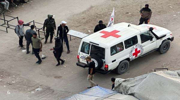 بدء عملية تبادل الاسرى.. وحماس تسلم 7 في الدفعة الاولى