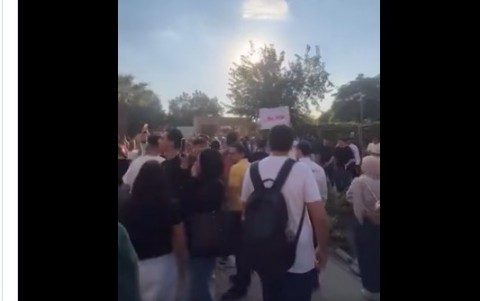 مصر.. احتجاج طلابي واسع يطرد دبلوماسي امريكي مؤيد من الجامعة الامريكية