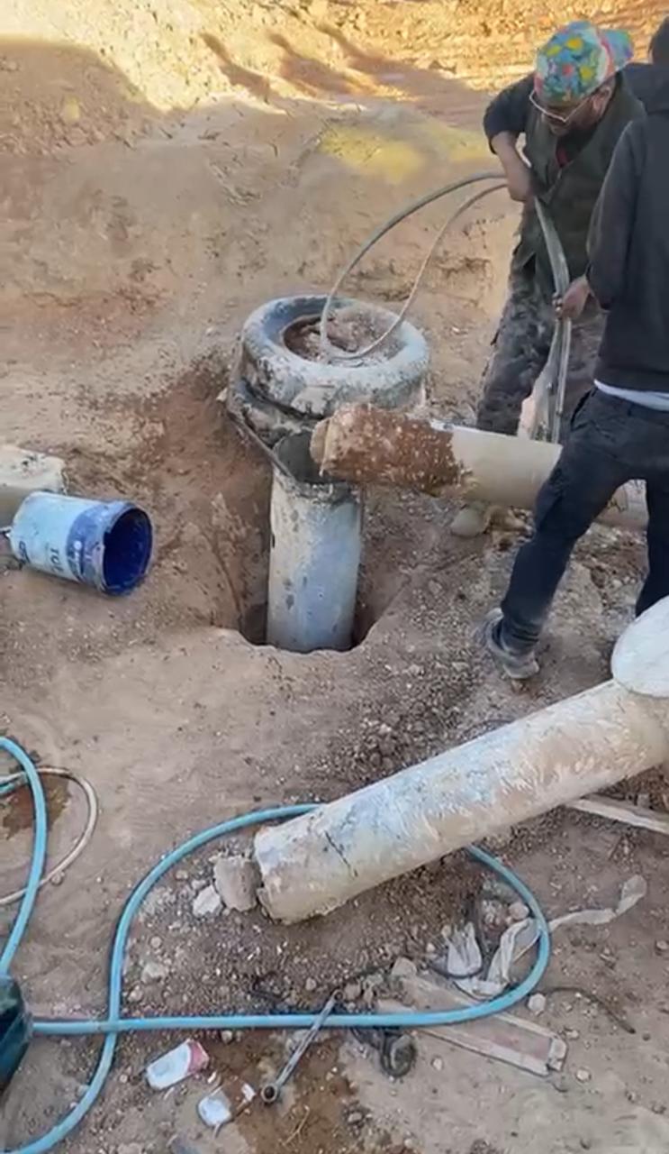 ضبط وردم بئر وحفارة مخالفة في الجفر وحجزها (فيديو)