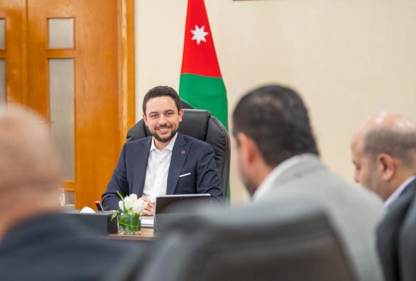 ولي العهد يدعو إلى توفير بيئة عمل آمنة في مصانع العقبة