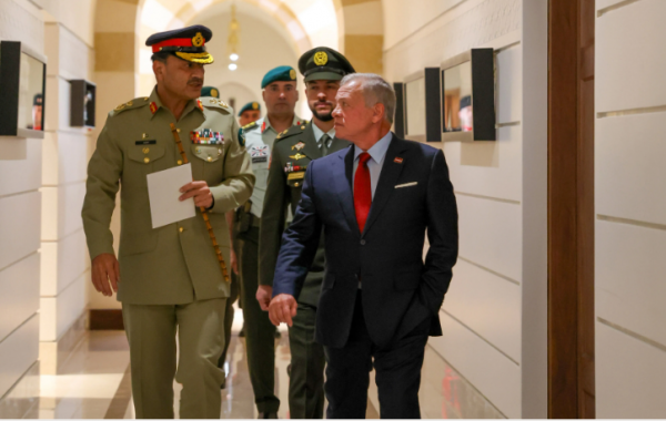 الملك يبحث توسيع التعاون الدفاعي مع رئيس الأركان الباكستاني