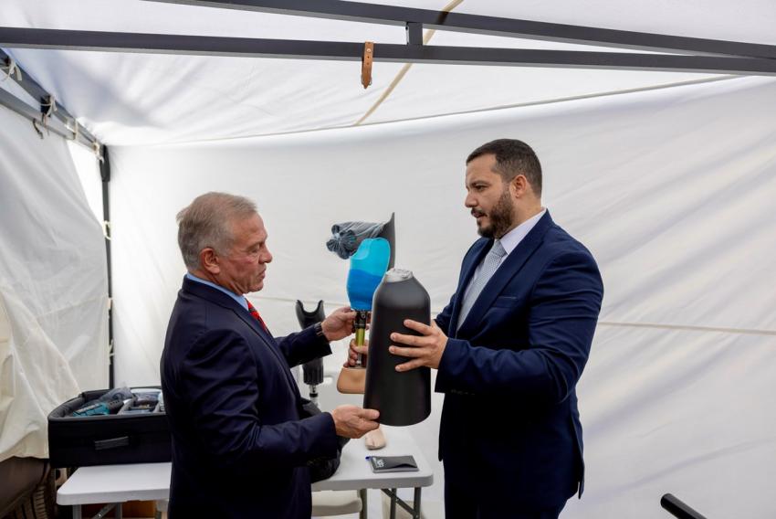 الملك يطلع على عمل وحدات دعم مبتوري الأطراف المتنقلة