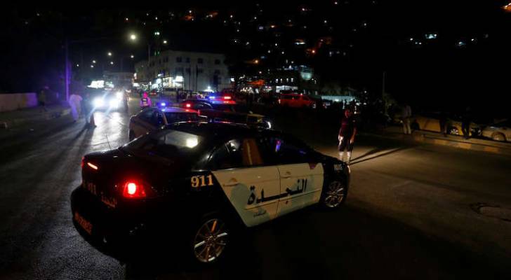 رجل يطعن طليقته باربد ويلوذ بالفرار