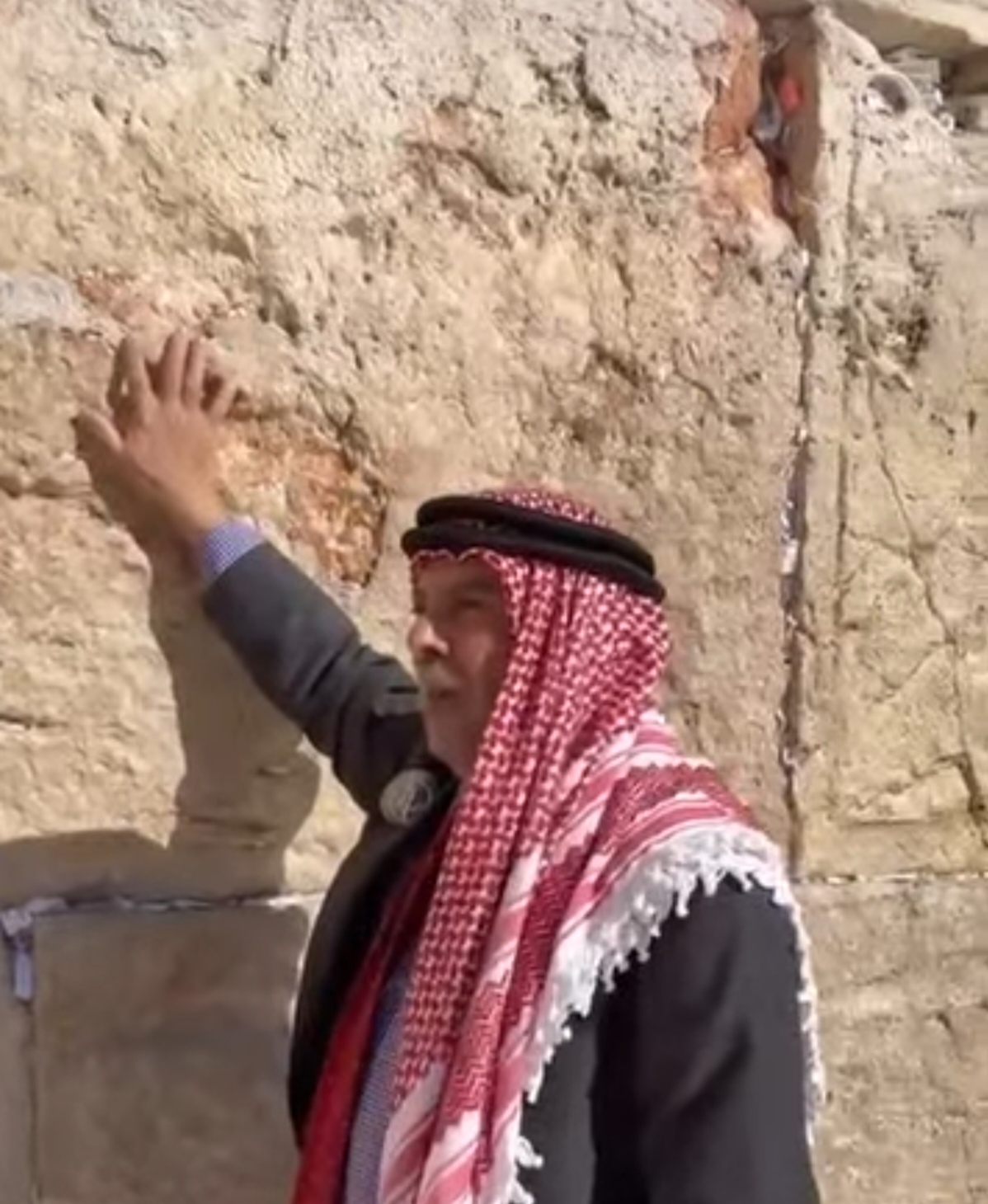 زيارة اردني مزعوم لحائط البراق بالاقصى: مديح صهيوني وتنديد شعبي اردني واسع.. وتبرؤ عائلته منه  فيديو