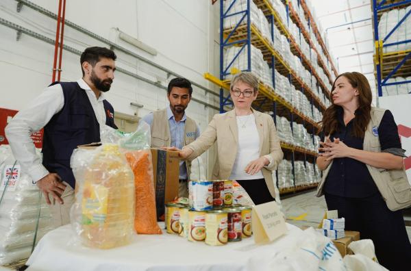 وزيرة بريطانية: مستودعات الاردن مليئة بالمساعدات..ويجب الضغط لفتح معابر غزة