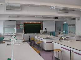 16 طالبا ومعلما يصابون باستنشاق غاز الامونيا بمدرسة خاصة