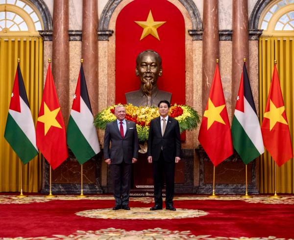 الملك والرئيس الفيتنامي يؤكدان الحرص على تطوير التعاون بين البلدين