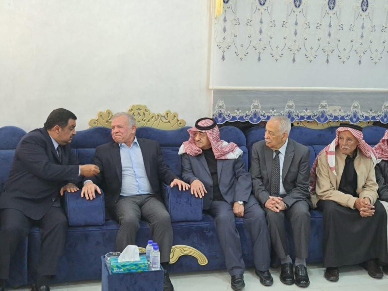 الملك يزور بيت عزاء الشيخ الخريشا معزيا