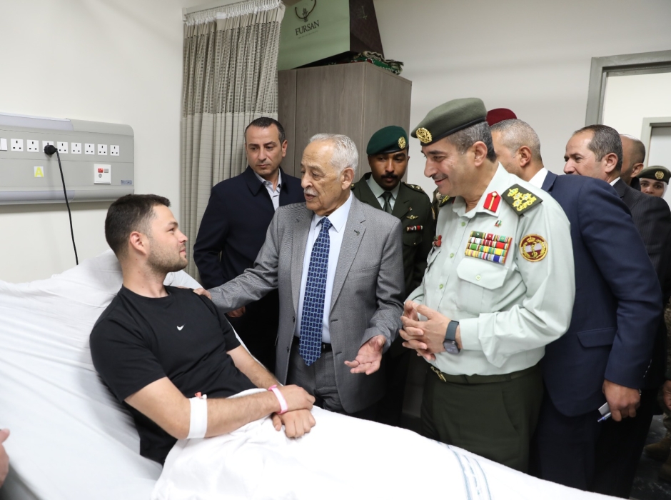 بتوجيهات ملكية.. العيسوي يعود مصابي مداهمة الرمثا وينقل اعتزاز الملك وولي العهد بهم