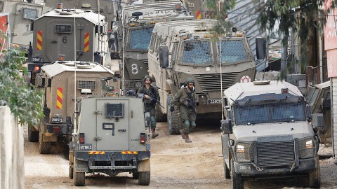 جيش الاحتلال يعتقل ويصيب 70 فلسطينيا ويُخلي عشرات منازل ويدمر شوارع وبنى تحتية شمال الضفة