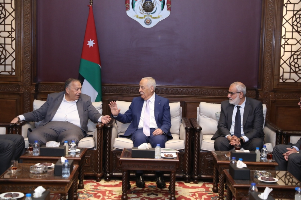 رئيس الديوان الملكي يلتقي وفدا من جماعة عمان لحوارات المستقبل