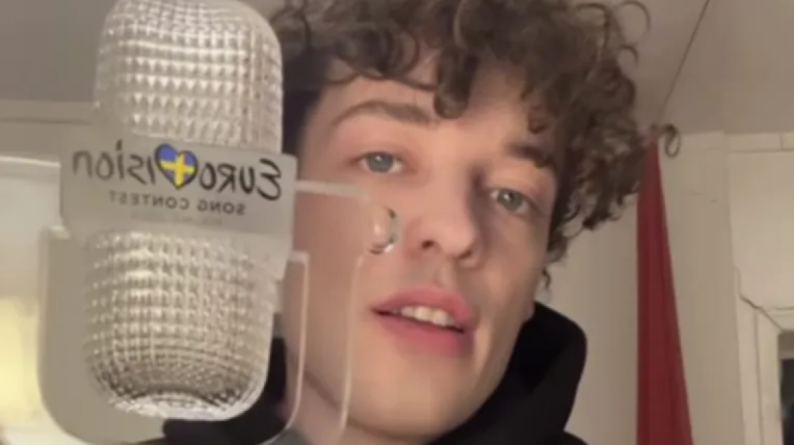 الفائز بمسابقة يوروفيجن لعام 2024 يعيد الكأس احتجاجا على مشاركة إسرائيل