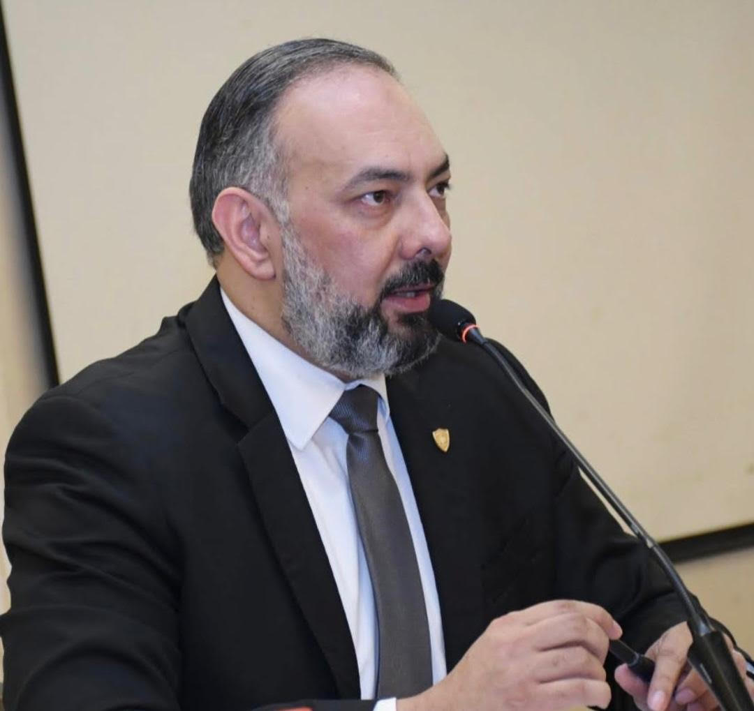 يزن : فاصلةٌ ما قبل الجملة الأجمل