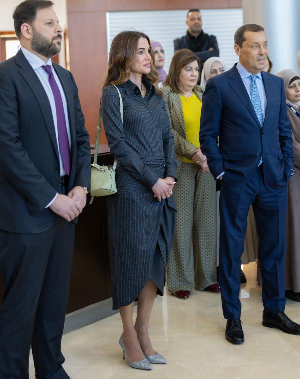 الملكة رانيا تزور مصنعا لشركة أدوية الحكمة في السلط