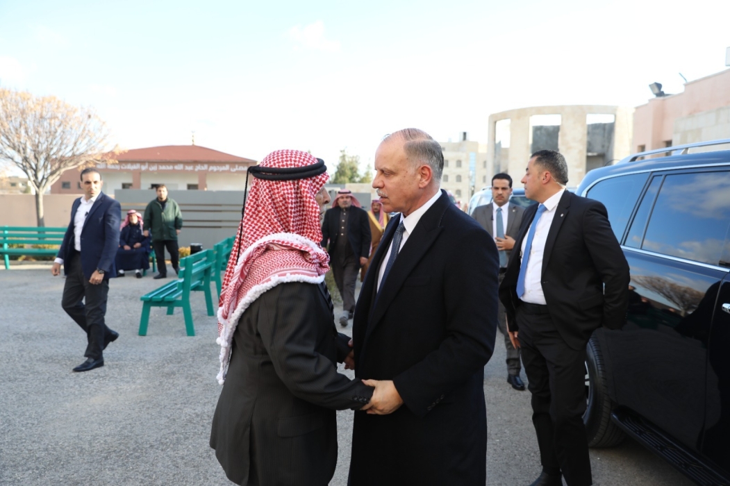 مندوباً عن الملك.. الأمير فيصل يقدّم واجب العزاء لرئيس الديوان الملكي بوفاة شقيقته