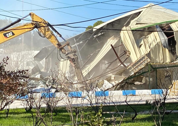 الاحتلال يهدم منشات الاونروا بالقدس وترفع علم اسرائيل فوقها