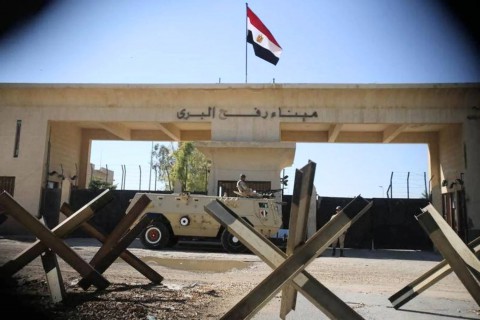 معبر رفح يفتح أبوابه لأول مرة منذ أكثر من عامين.. وآلية إسرائيلية “صارمة” في مراقبة حركة دخول وخروج المسافرين