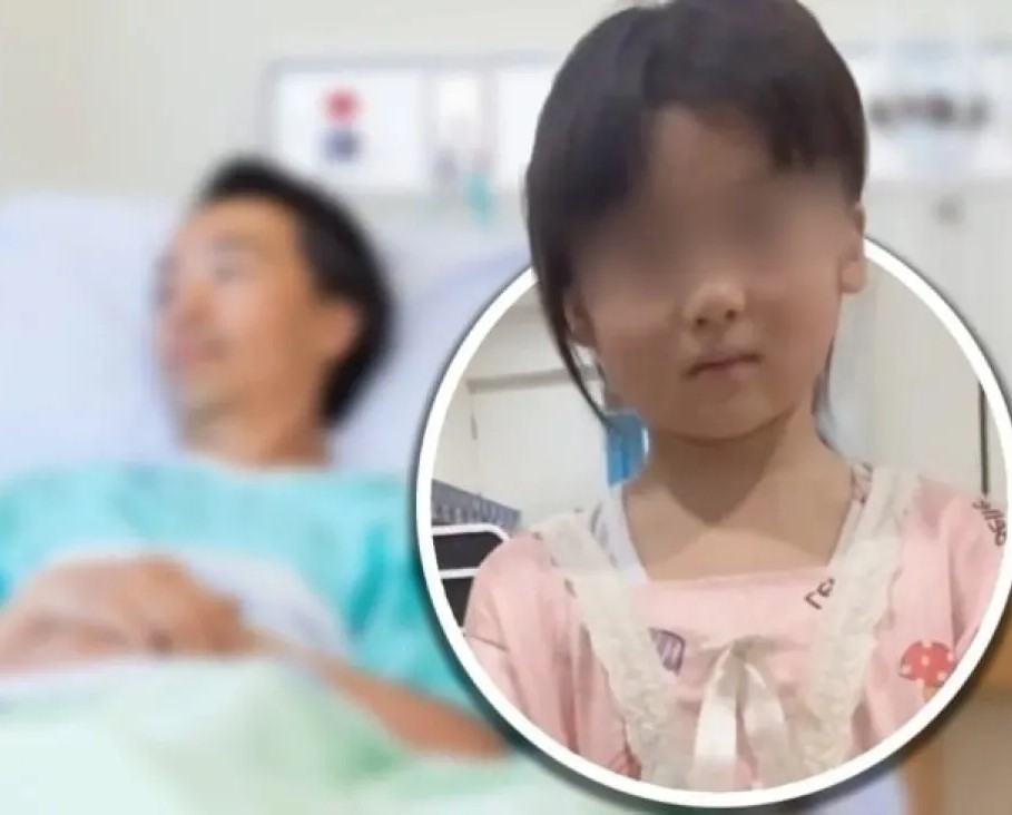 طفلة 7 سنوات تعتني بوالدها مريض القلب بمفردها وتثير تفاعلاً واسعاً