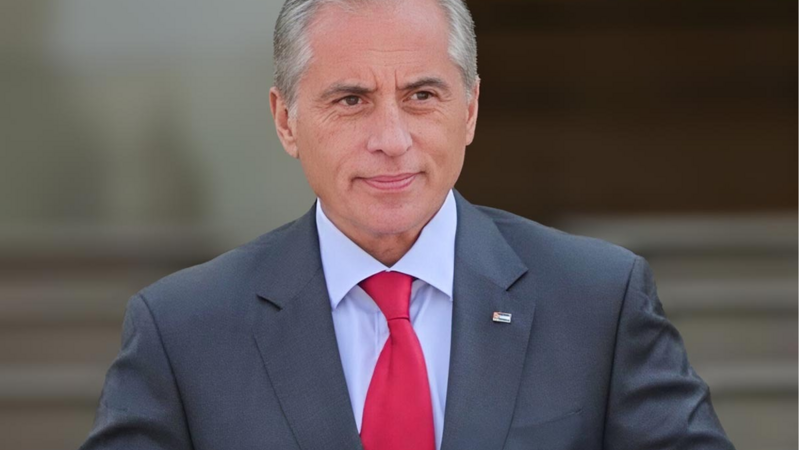 رئيس الوزراء يستذكر الملك الحسين ويثمن قيادة الملك عبدالله الثاني لمسيرة الأردن